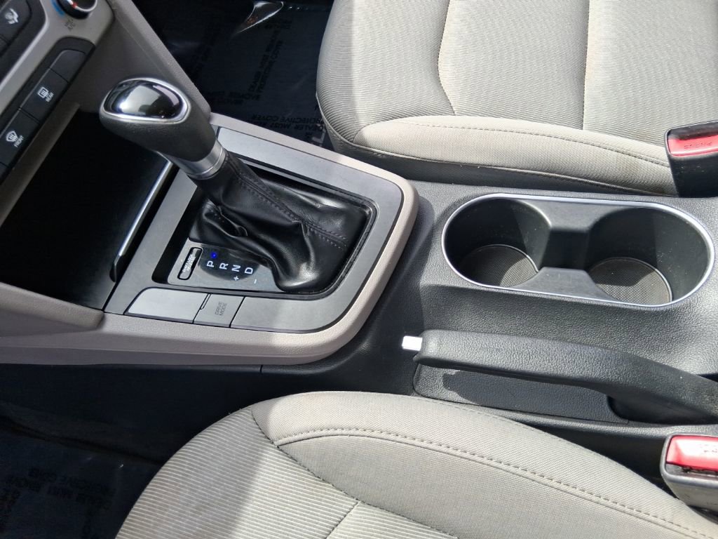 Used 2017 Hyundai Elantra SE image 17