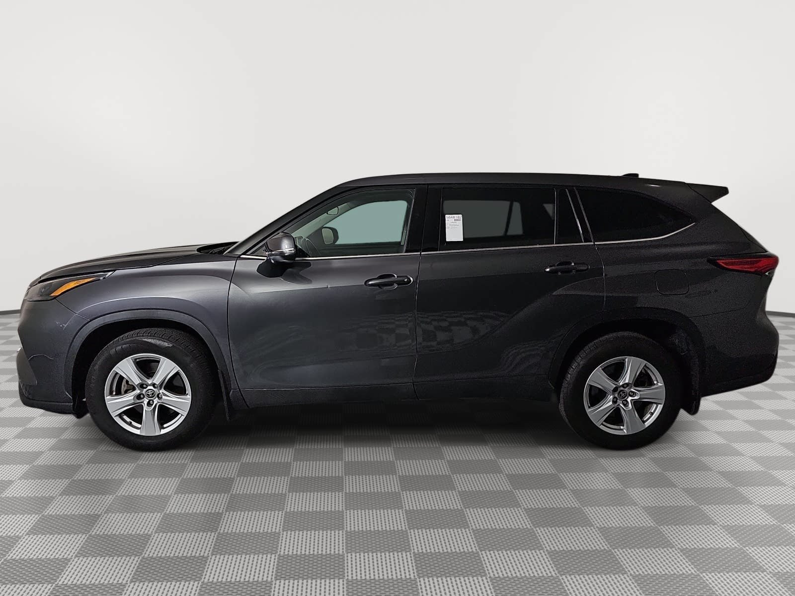 Used 2022 Toyota Highlander LE AWD/4WD image 5