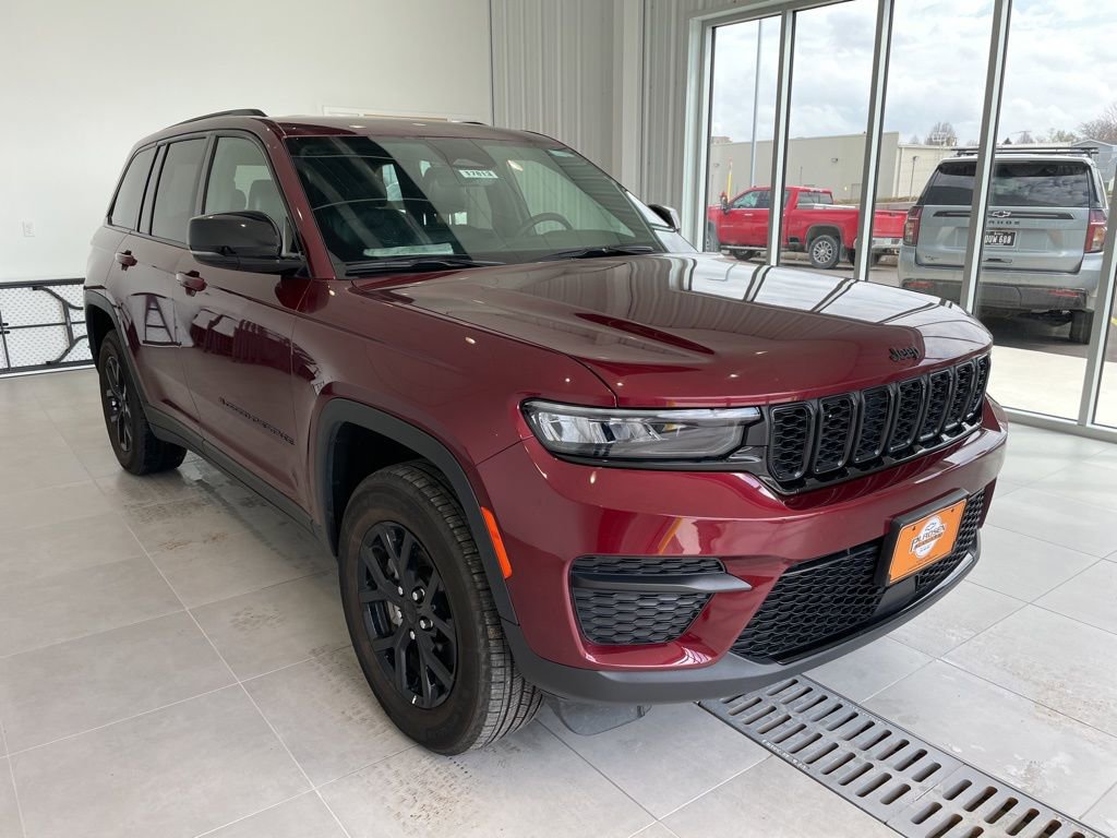 Used 2025 Jeep Grand Cherokee Altitude AWD/4WD image 6