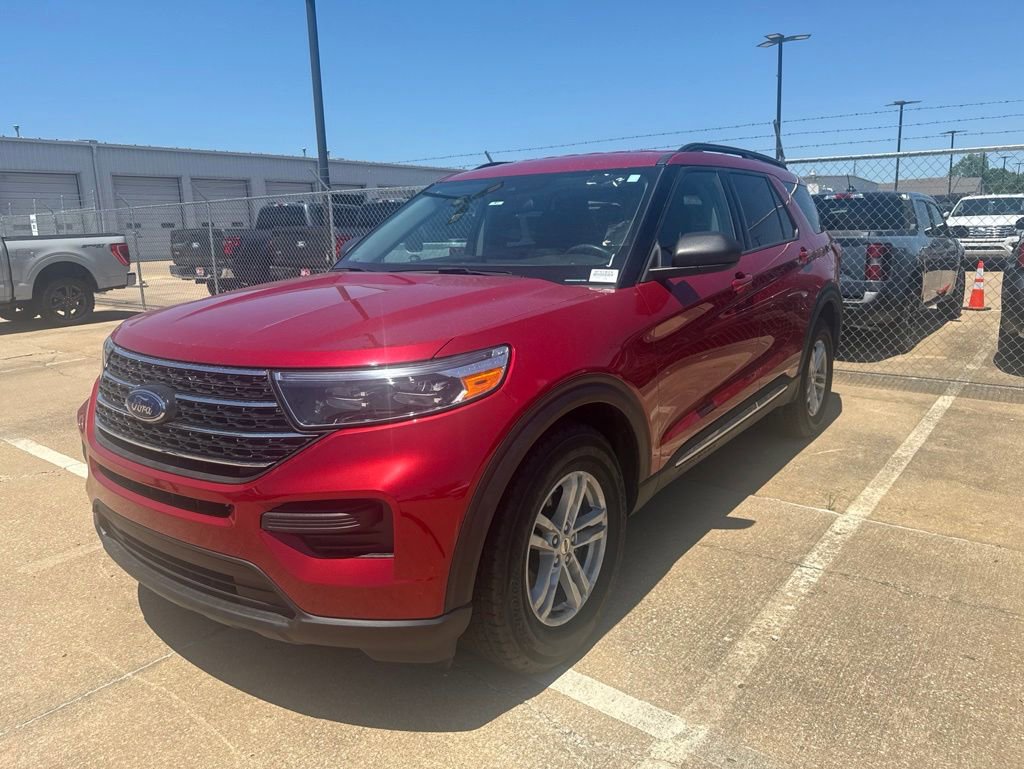 Used 2023 Ford Explorer XLT AWD/4WD image 3