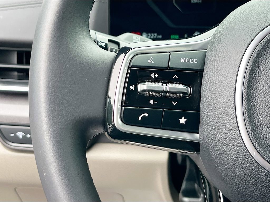 Certified 2025 Kia Carnival SX FWD image 18