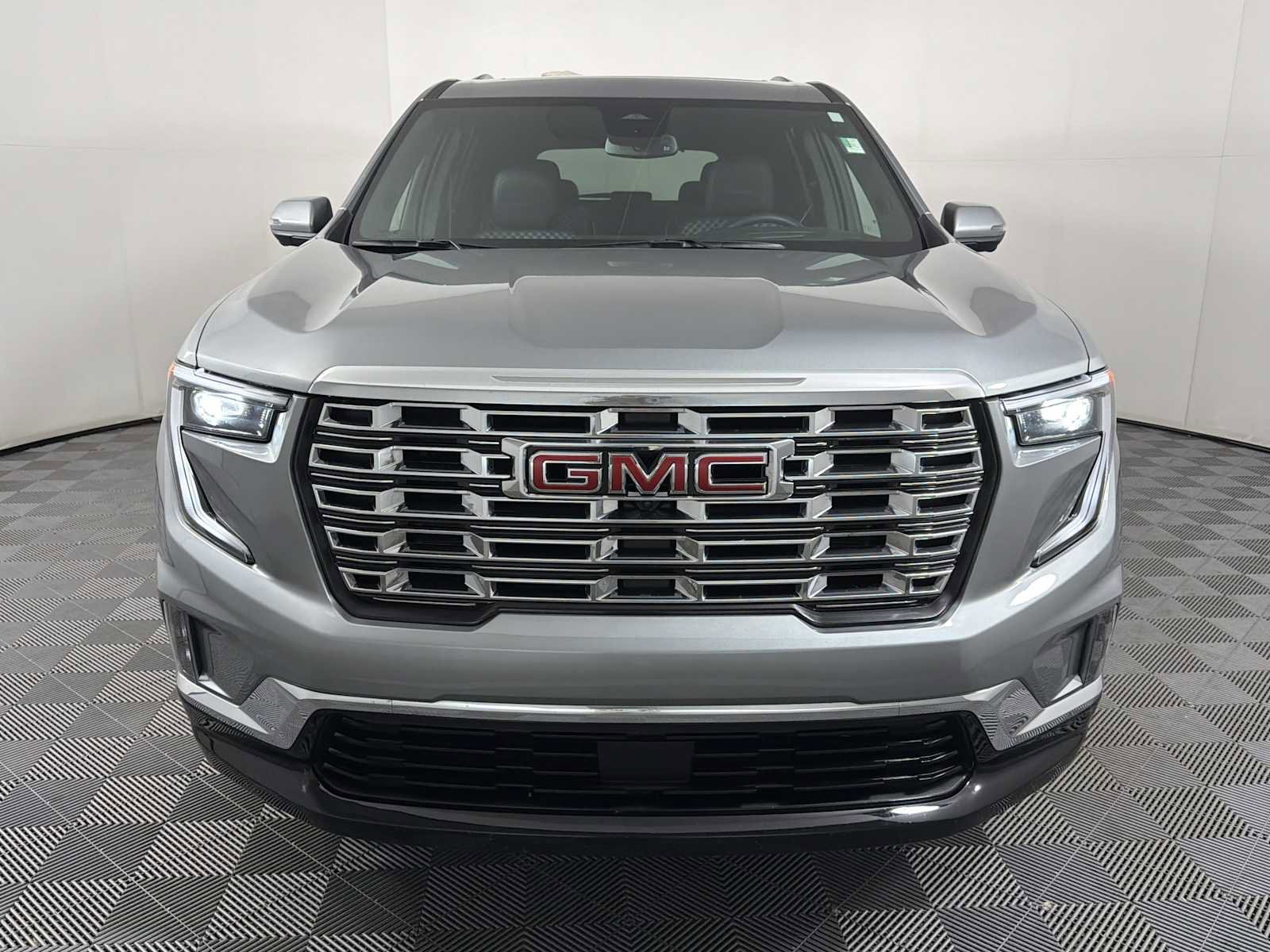 Used 2024 GMC Acadia Denali FWD image 2