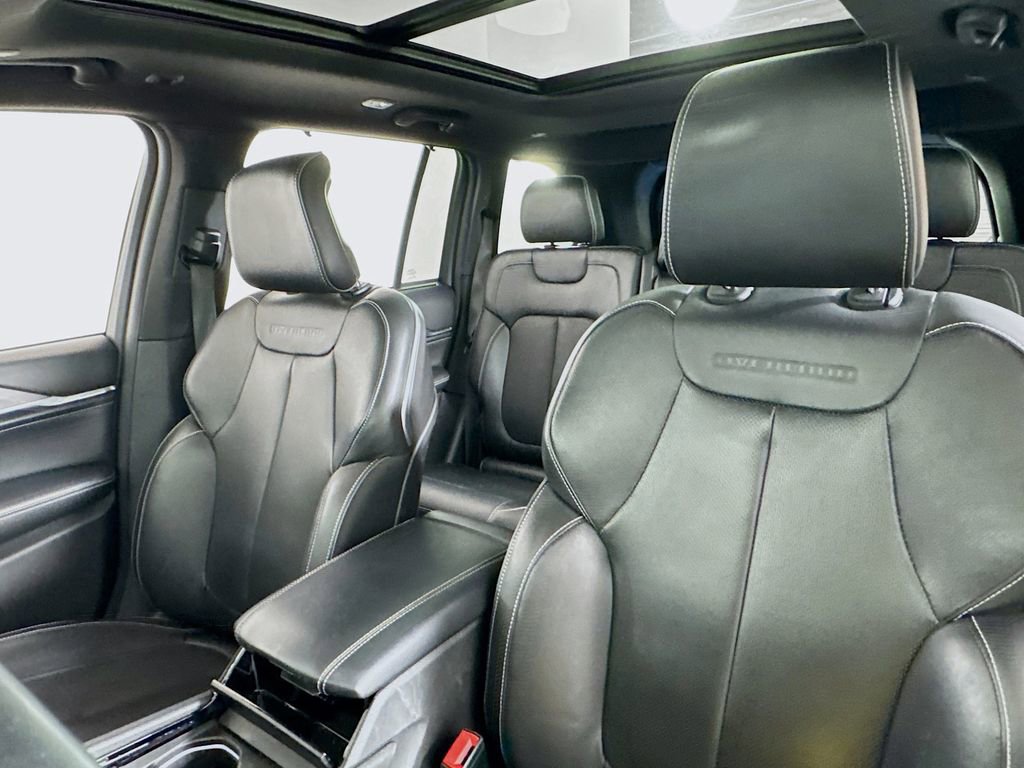 Used 2023 Jeep Grand Cherokee Overland w/ Advanced Protech Group III AWD/4WD image 18