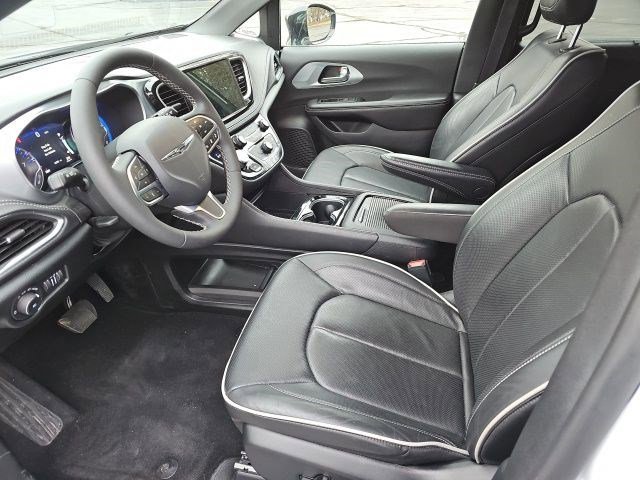 Used 2026 Chrysler Pacifica Limited image 19