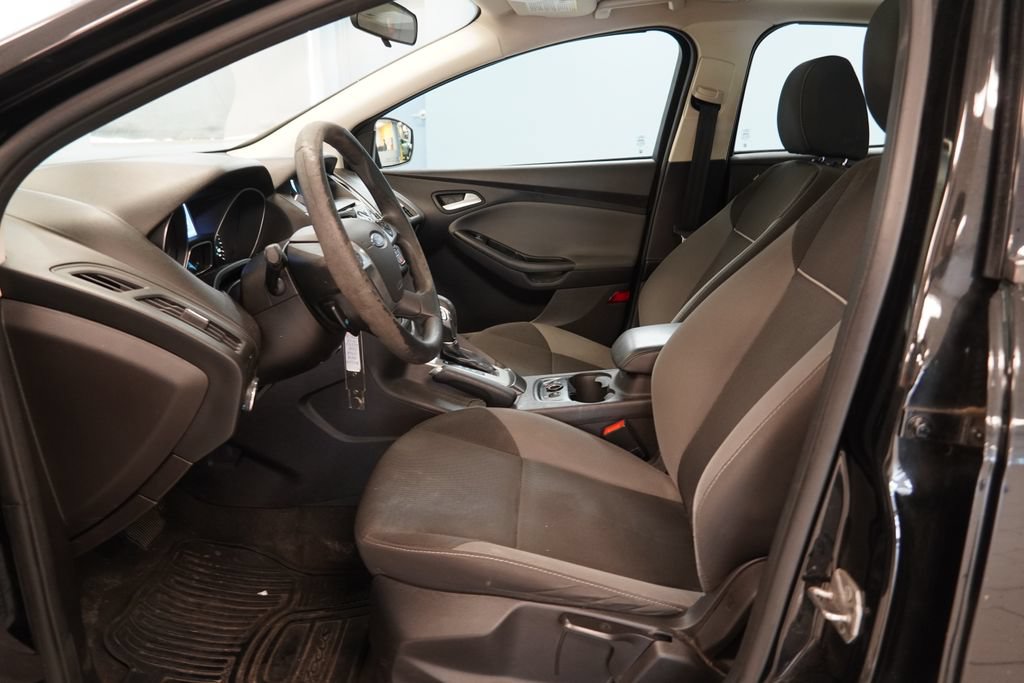 Used 2014 Ford Focus SE w/ SE Winter Package FWD image 6