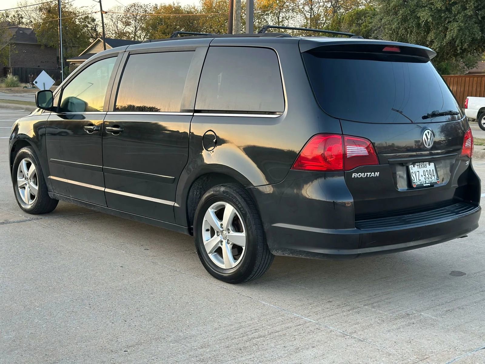 Used 2011 Volkswagen Routan SE image 7