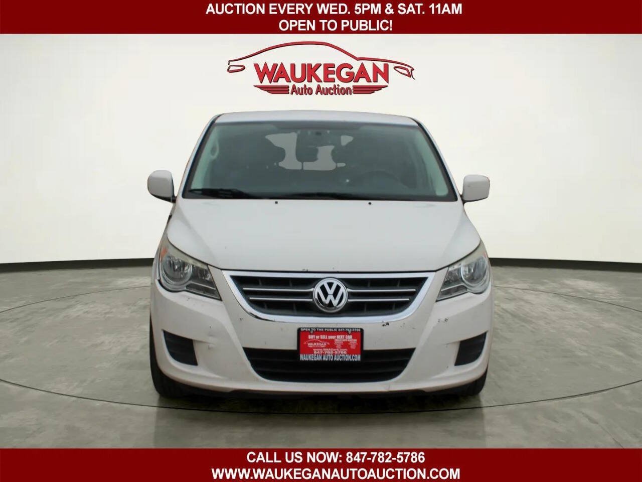 Used 2010 Volkswagen Routan SE FWD image 2