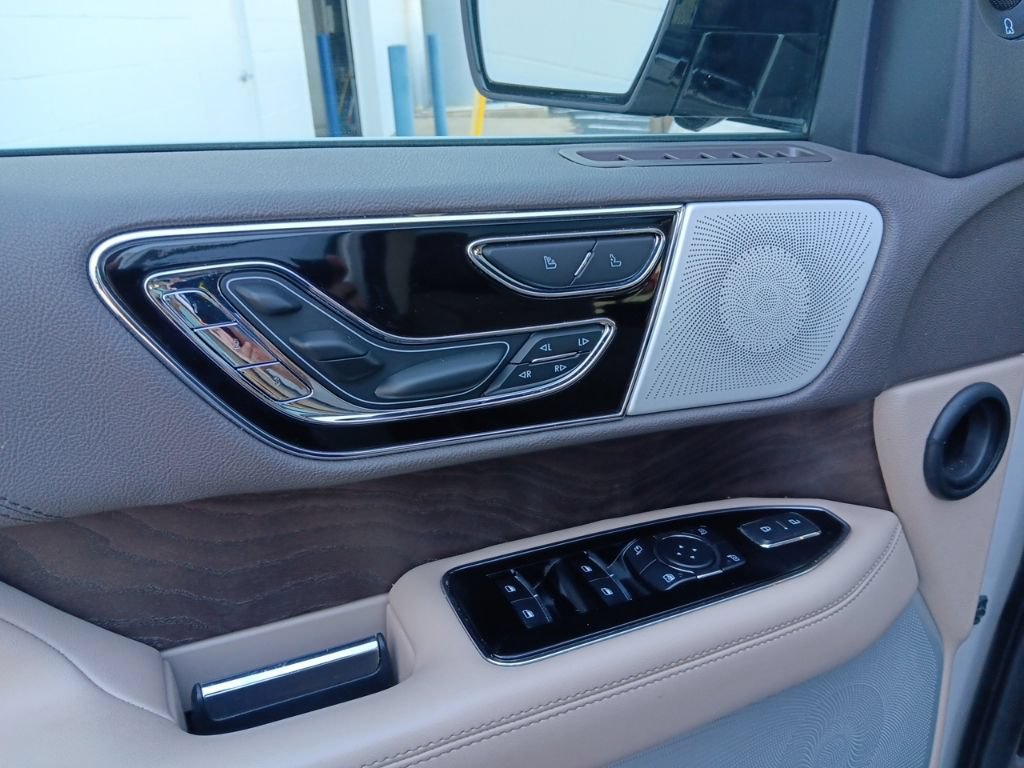 Used 2023 Lincoln Navigator L Reserve AWD/4WD image 27