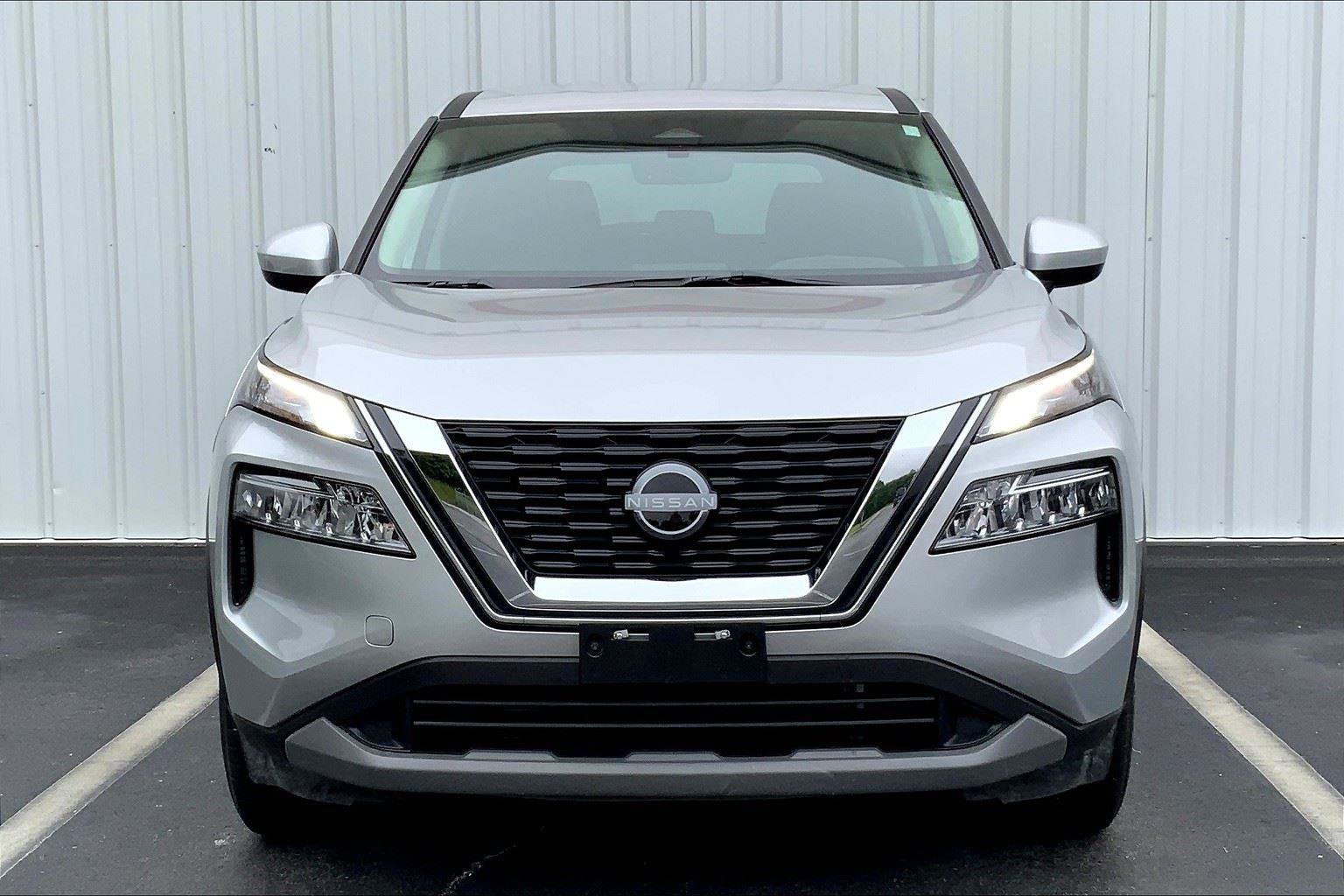 Used 2023 Nissan Rogue SV image 3