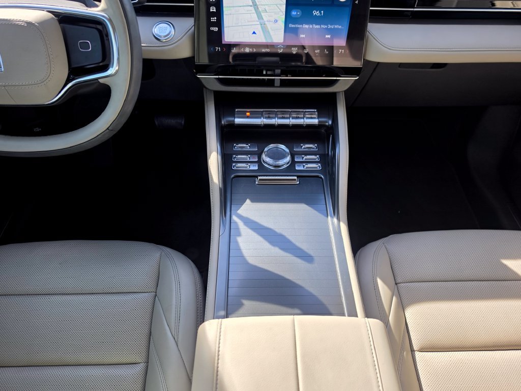 Used 2025 Lincoln Nautilus Premier AWD/4WD image 27