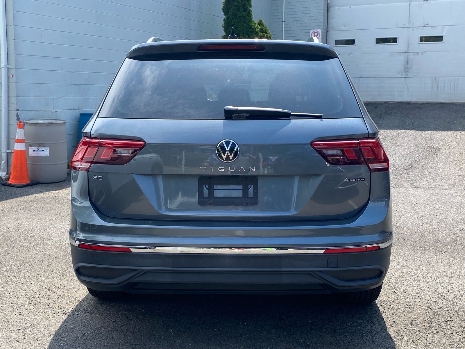 Certified 2023 Volkswagen Tiguan SE w/ Panoramic Sunroof Package AWD/4WD image 2