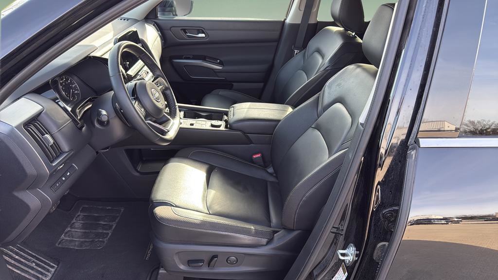 Certified 2025 Nissan Pathfinder SL image 19