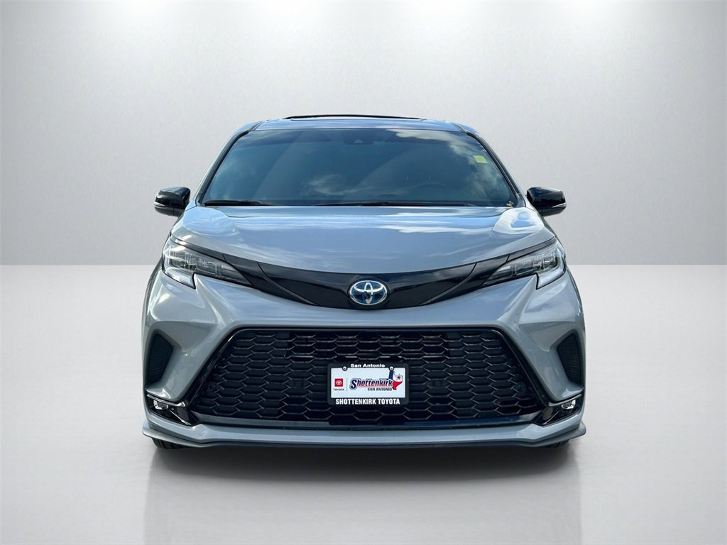 Used 2025 Toyota Sienna XSE image 2