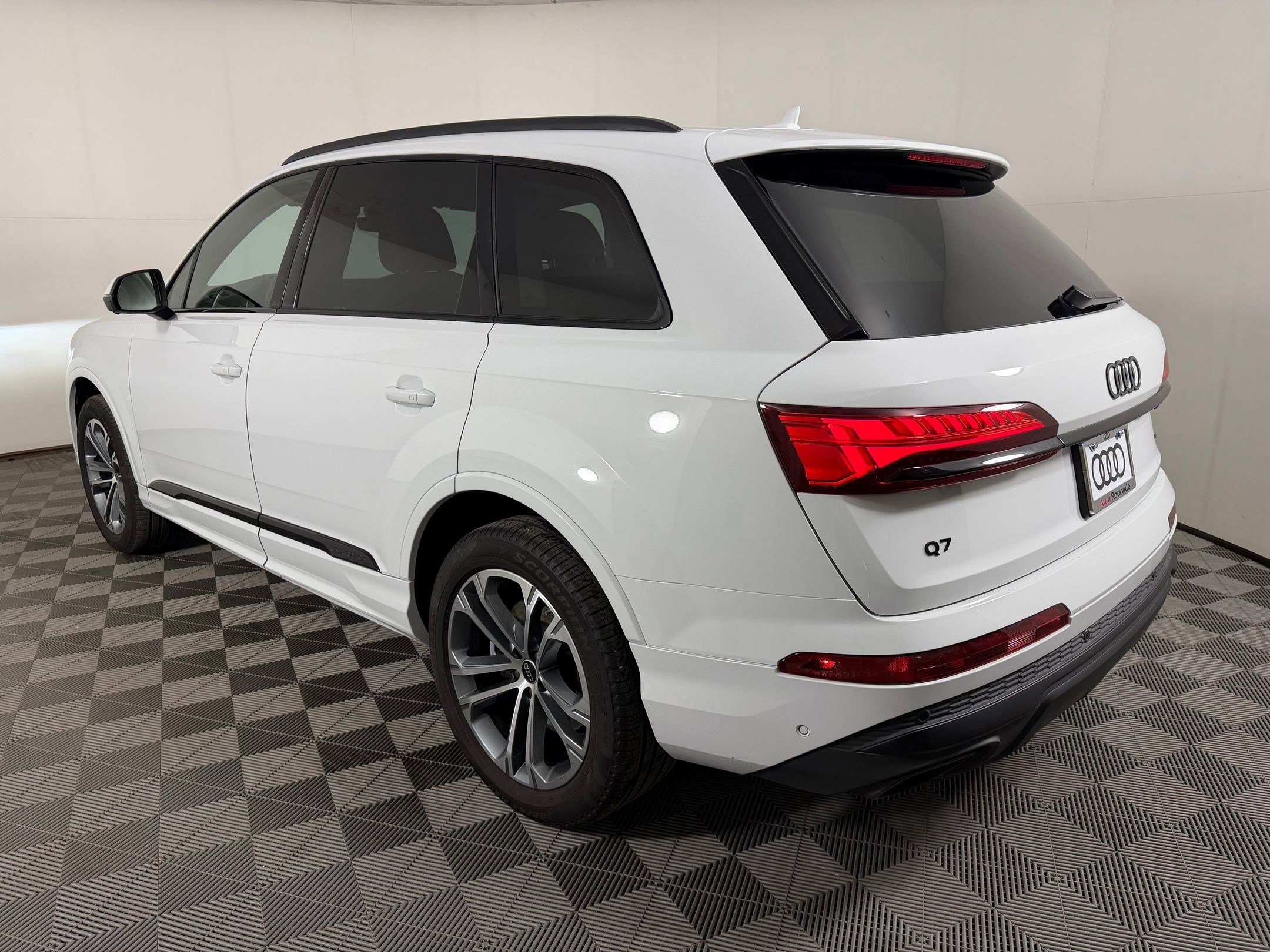 Used 2025 Audi Q7 2.0T Premium w/ Convenience Plus Package AWD/4WD image 3