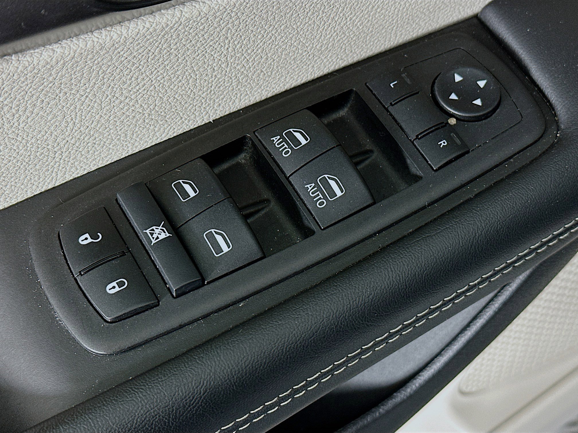 Used 2024 Chrysler Pacifica Touring-L image 15