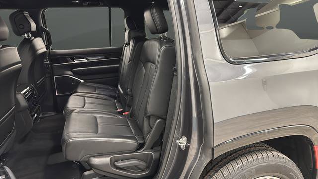 Used 2022 Jeep Wagoneer Series III AWD/4WD image 21