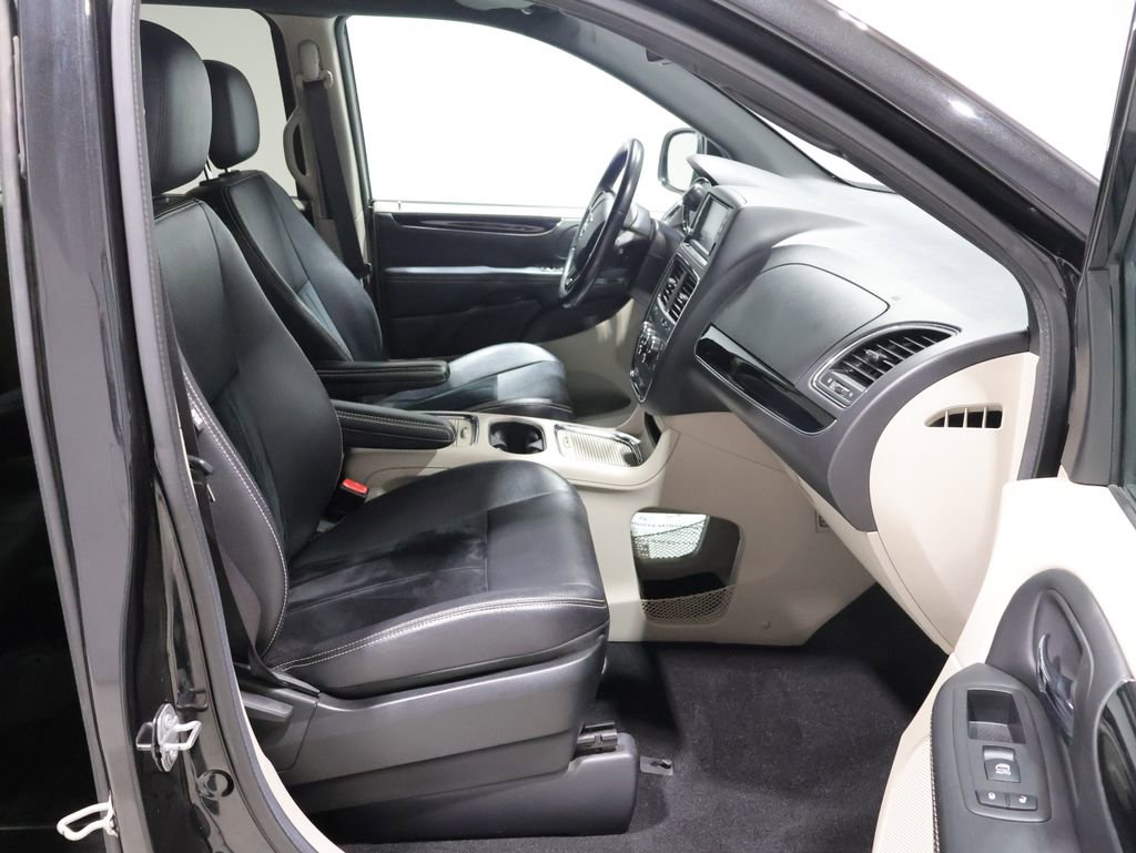 Used 2018 Dodge Grand Caravan SXT image 25