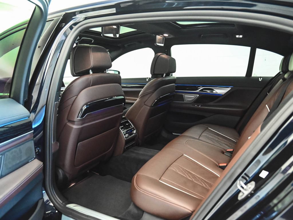Used 2022 BMW 750i xDrive w/ M Sport Package AWD/4WD image 31