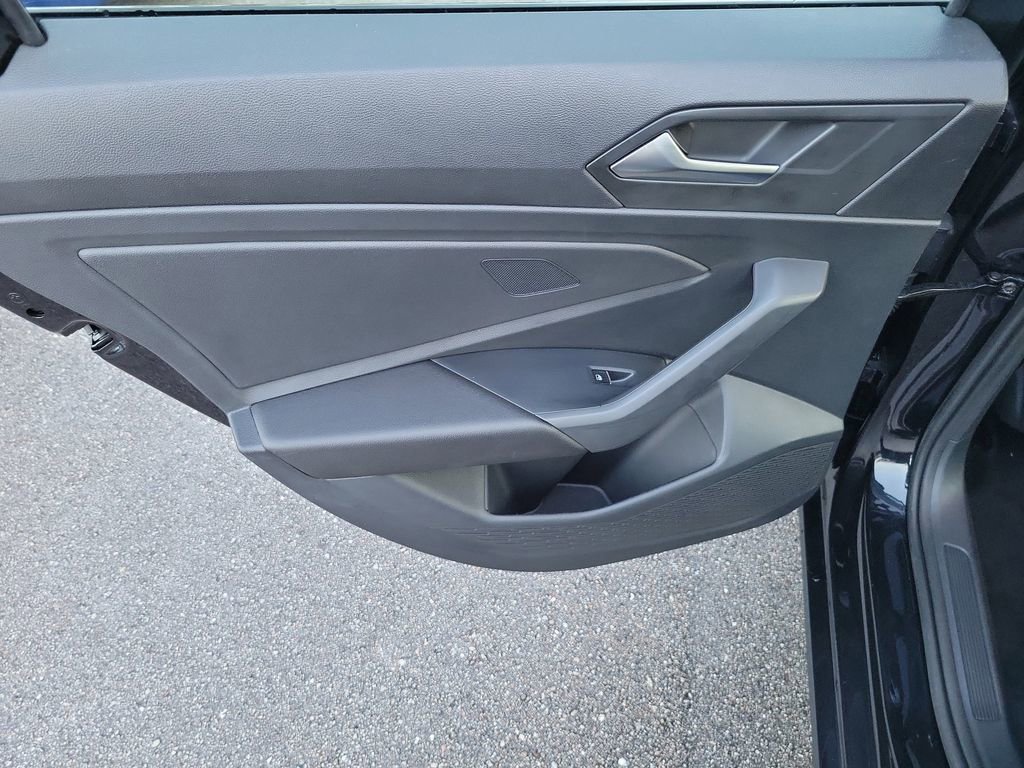 Used 2022 Volkswagen Jetta SE w/ Panoramic Sunroof Package image 11