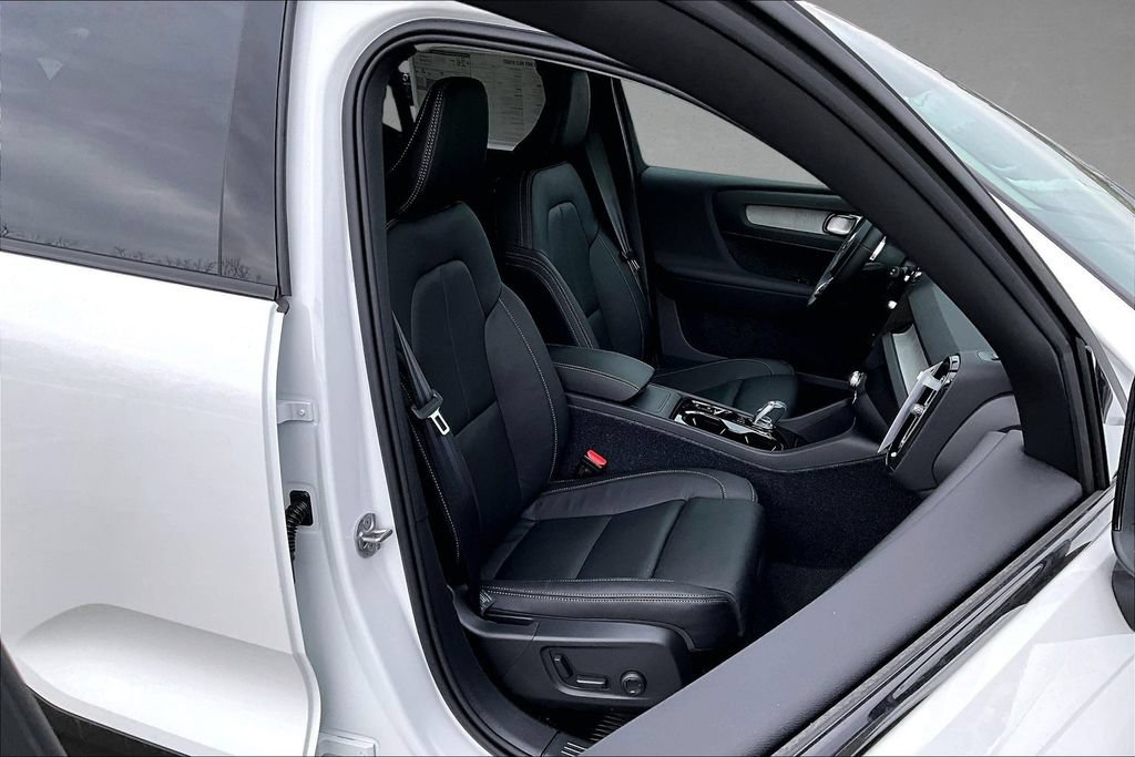 New 2026 Volvo XC40 B5 Plus w/ Protection Package Premier AWD/4WD image 10