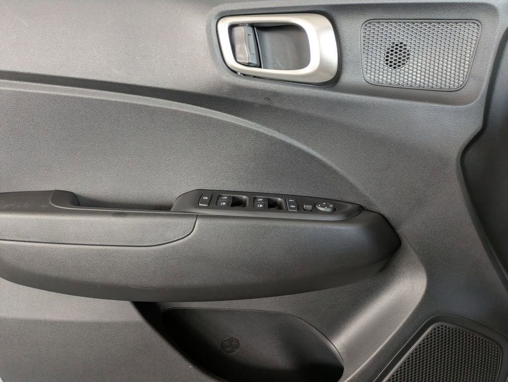 Used 2025 Hyundai Venue SEL FWD image 11
