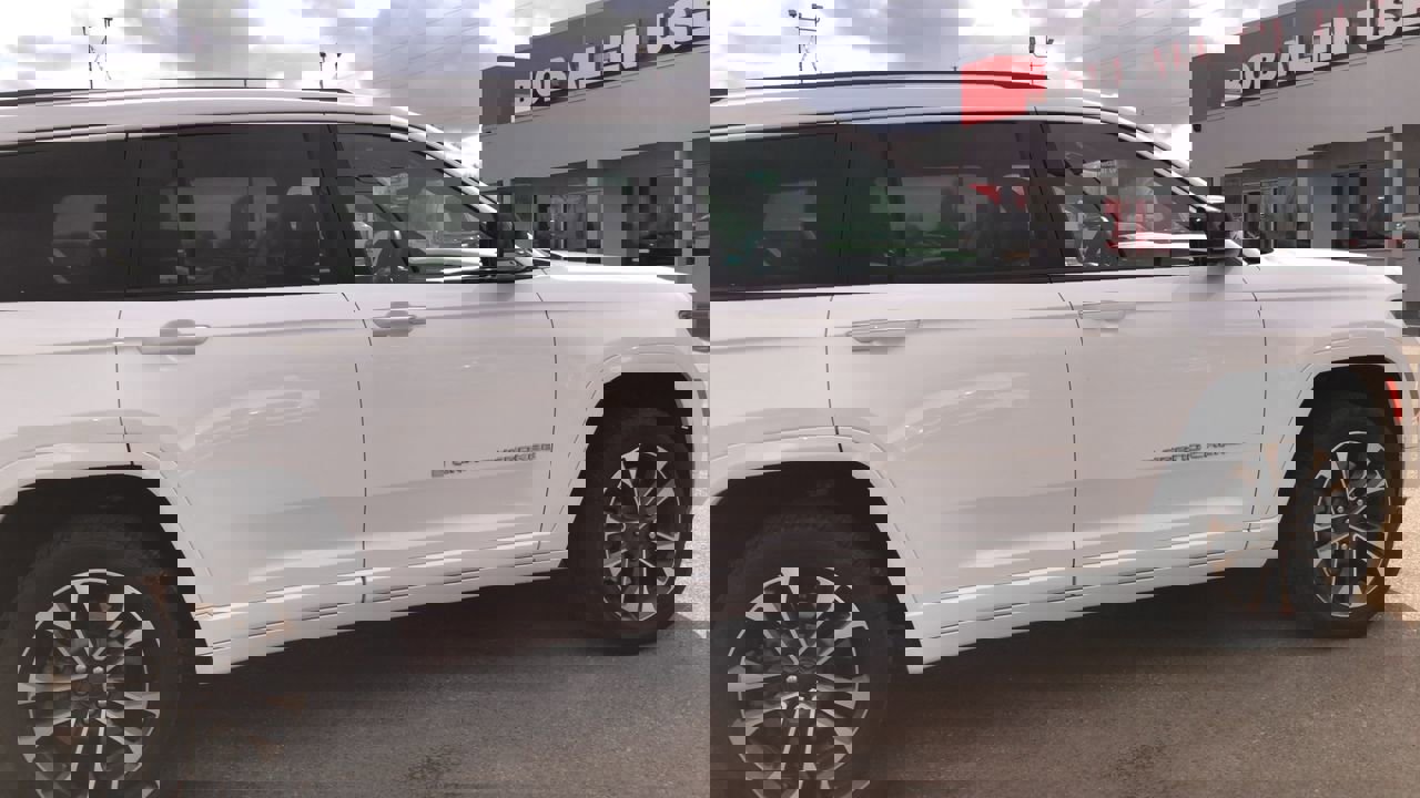 Used 2023 Jeep Grand Cherokee L Overland w/ Advanced Protech Group III image 9