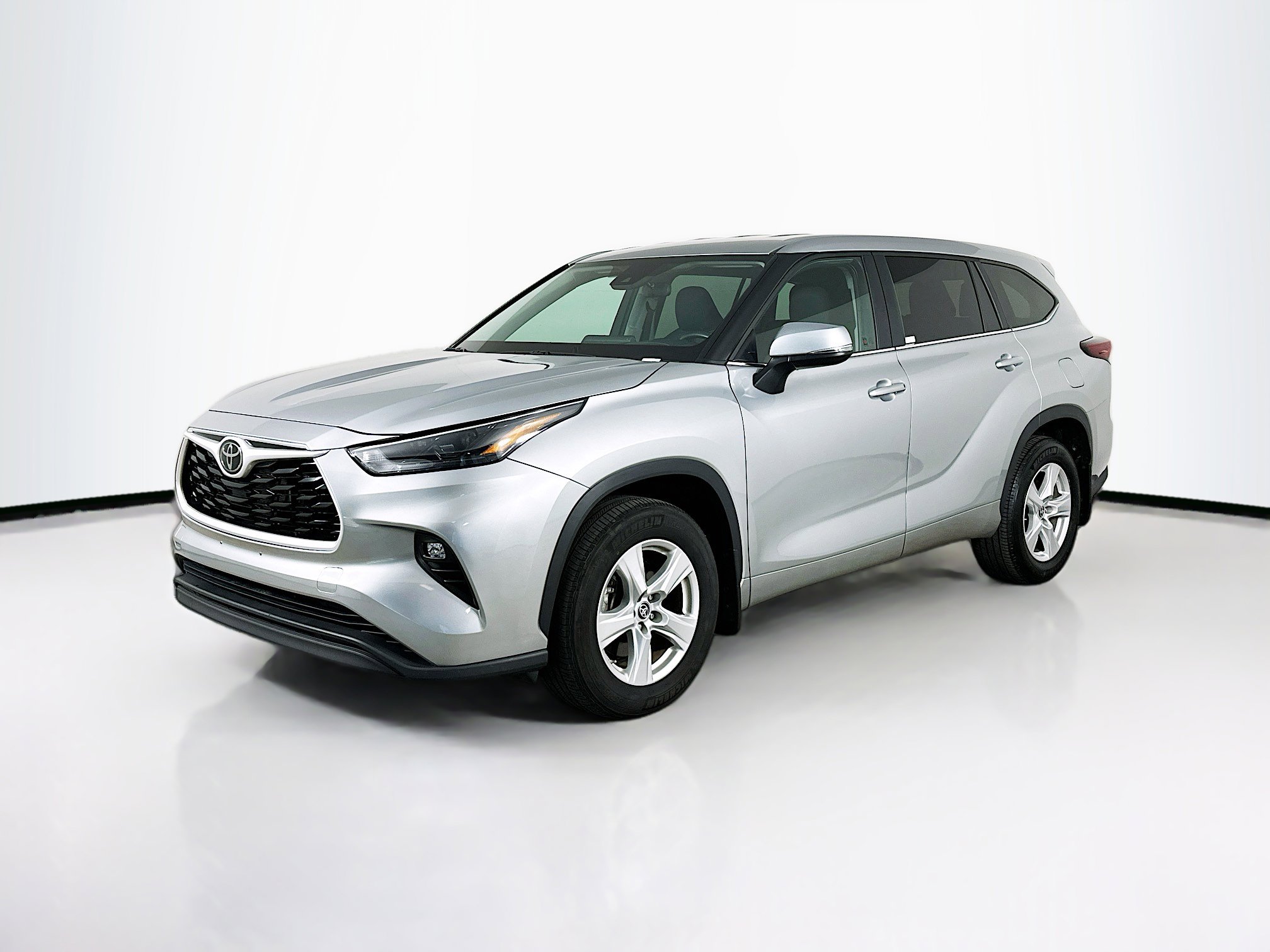 Used 2024 Toyota Highlander LE image 3