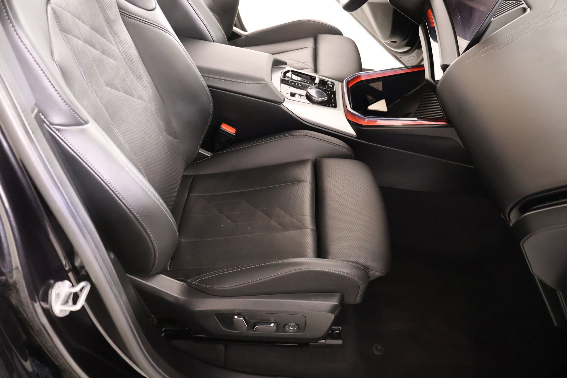 Used 2025 BMW X3 xDrive30i w/ Premium Package image 13