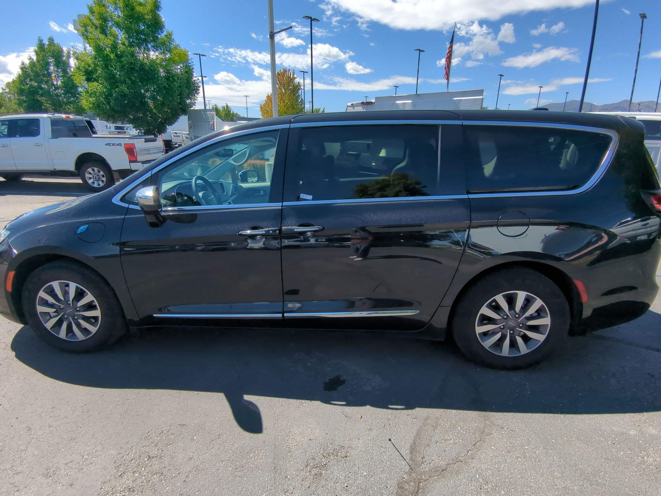 Used 2023 Chrysler Pacifica Limited FWD image 9