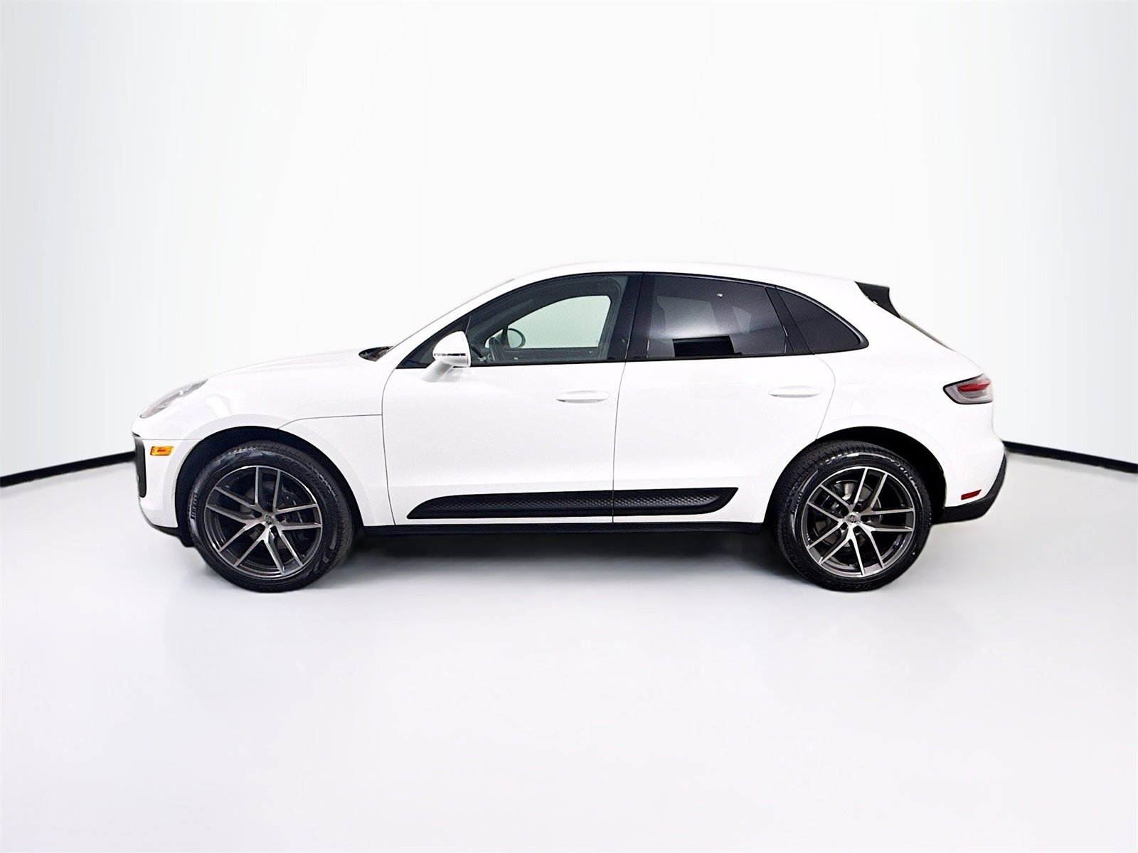 Certified 2024 Porsche Macan image 2