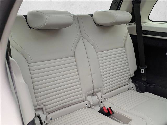 Certified 2025 Land Rover Discovery S image 22