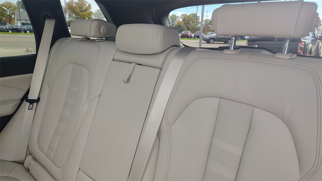 Used 2021 BMW X5 M50i image 32