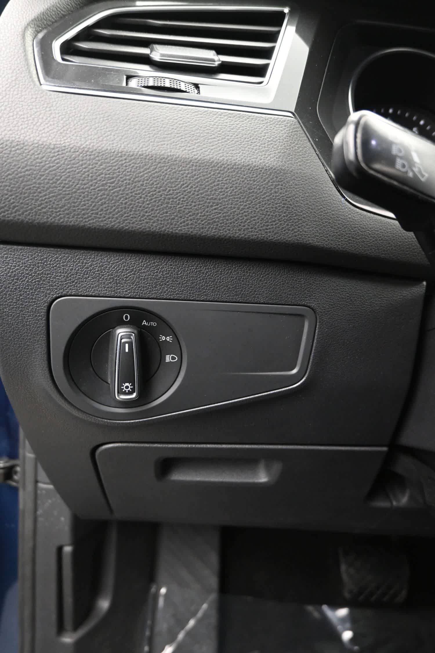 Used 2018 Volkswagen Tiguan SE AWD/4WD image 21