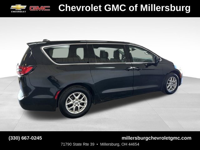 Used 2023 Chrysler Pacifica Touring-L FWD image 7
