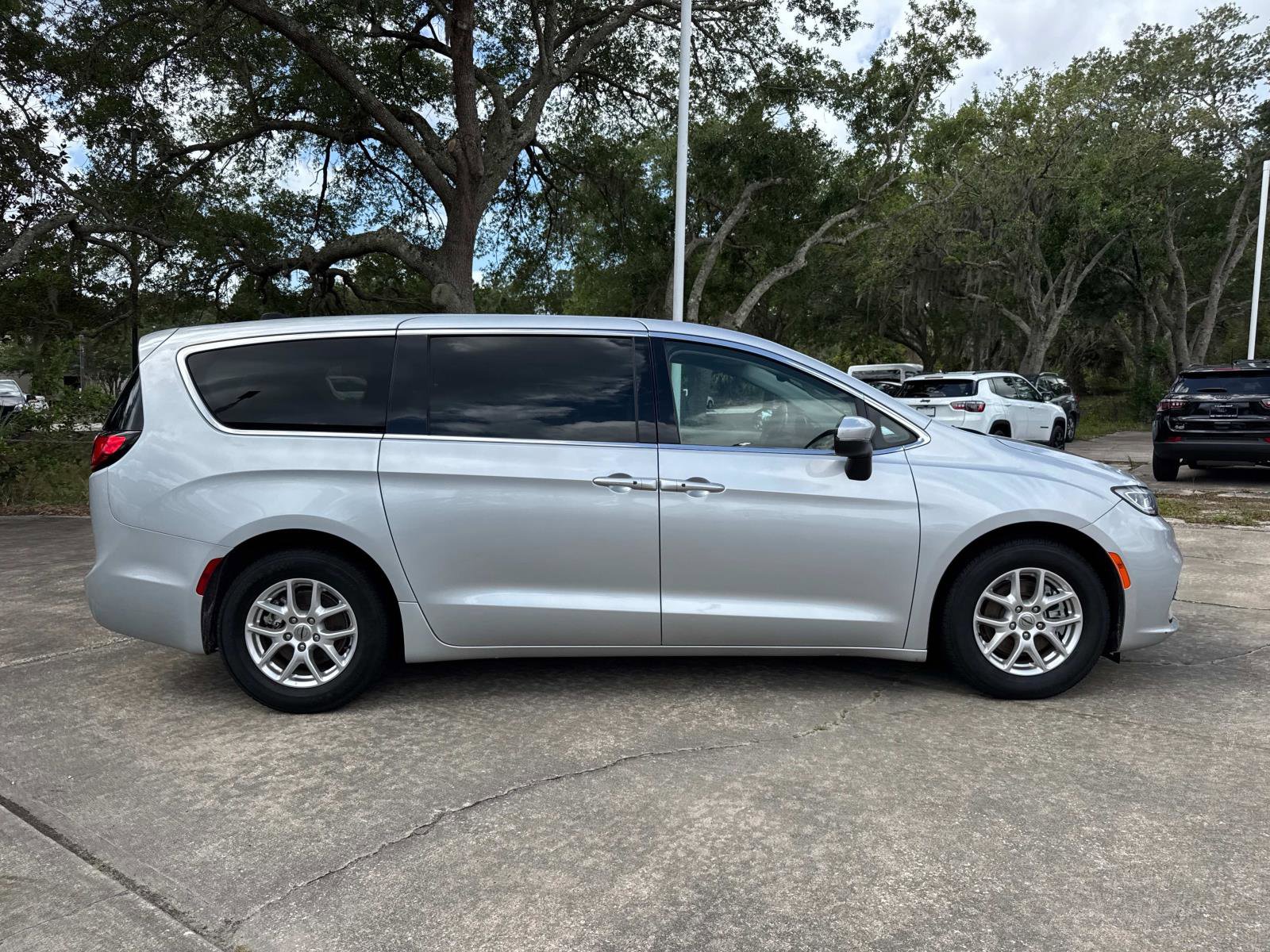 Certified 2023 Chrysler Pacifica Touring-L image 2
