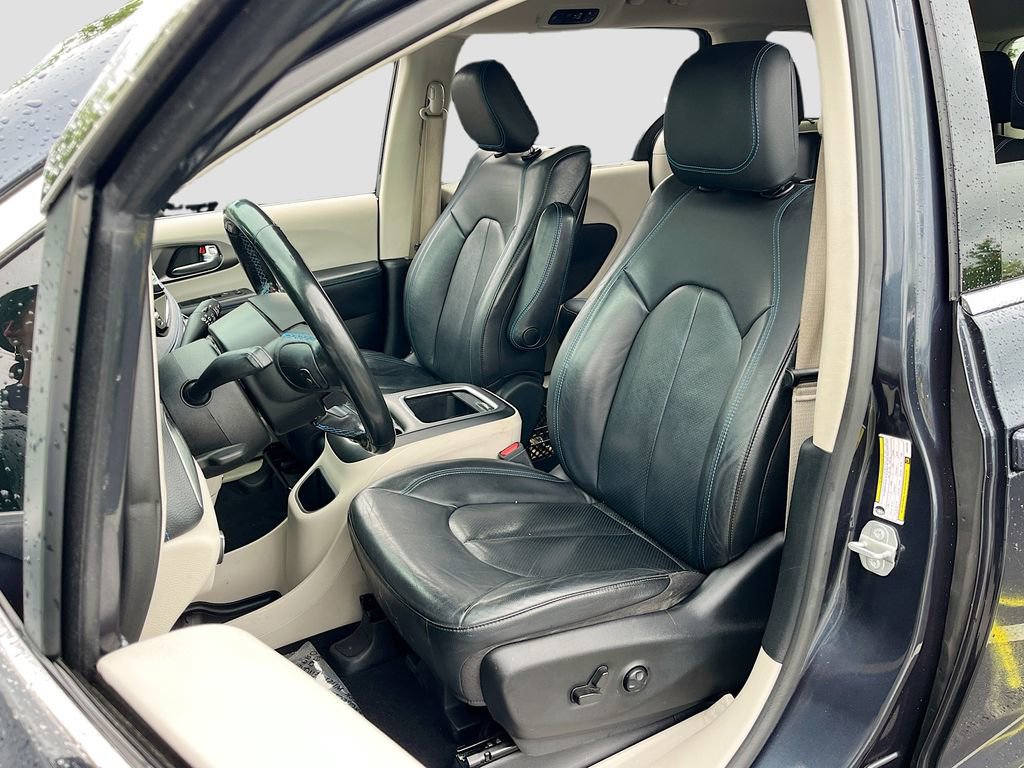 Certified 2021 Chrysler Pacifica Touring-L w/ Uconnect Theater Family Group image 20