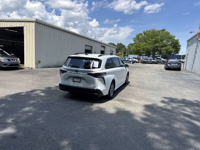 Used 2024 Toyota Sienna XLE FWD image 5