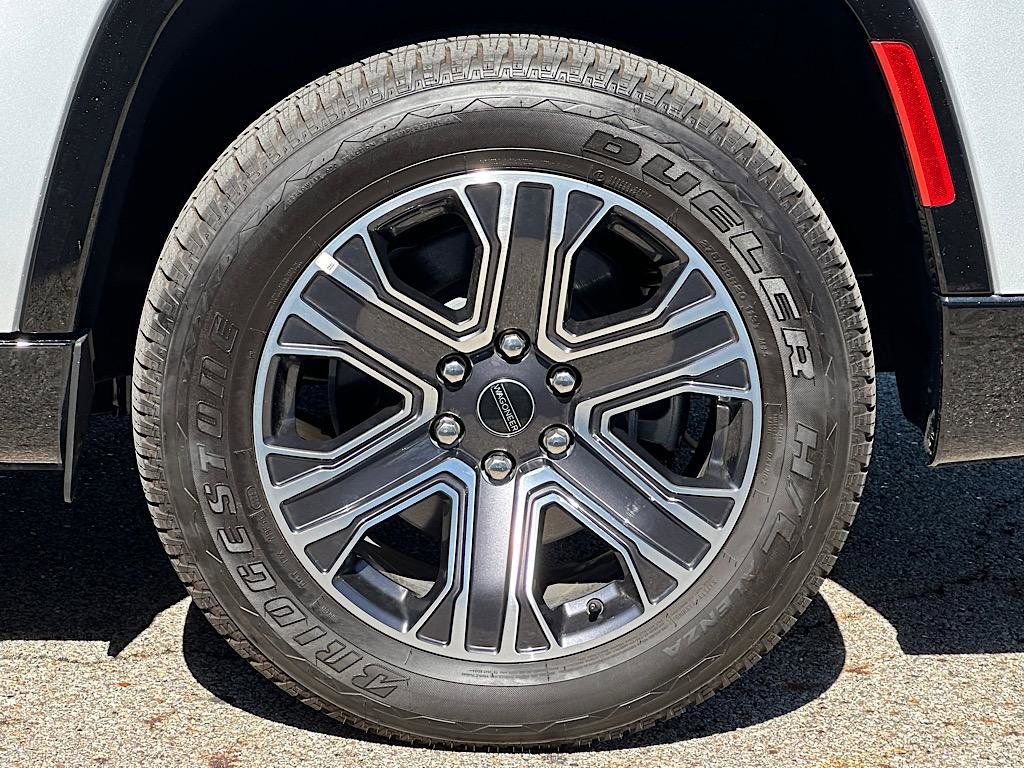 Used 2025 Jeep Wagoneer L Series II w/ 8-pass Seating Package image 29