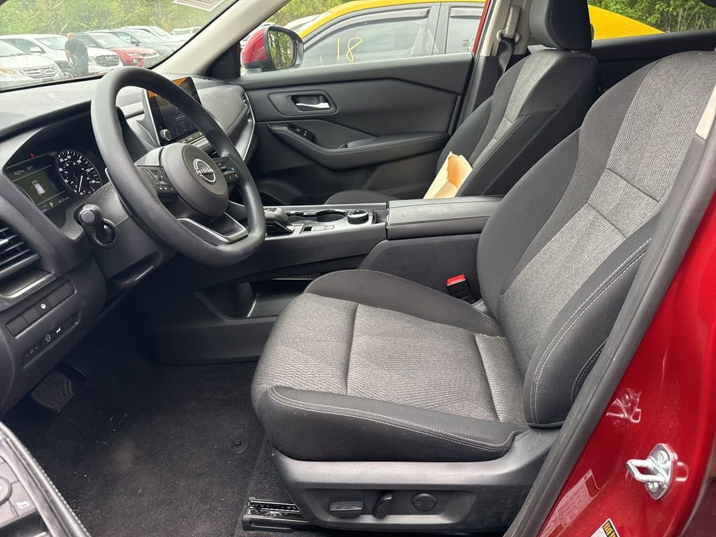 Used 2024 Nissan Rogue SV image 5