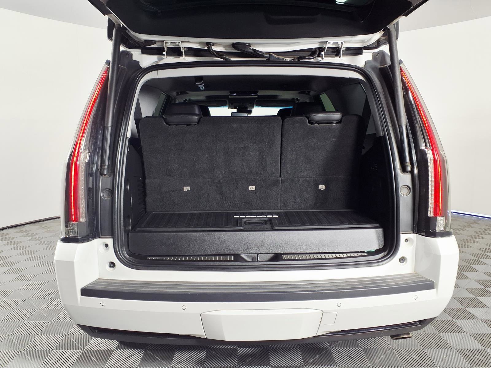 Used 2019 Cadillac Escalade Premium Luxury AWD/4WD image 8