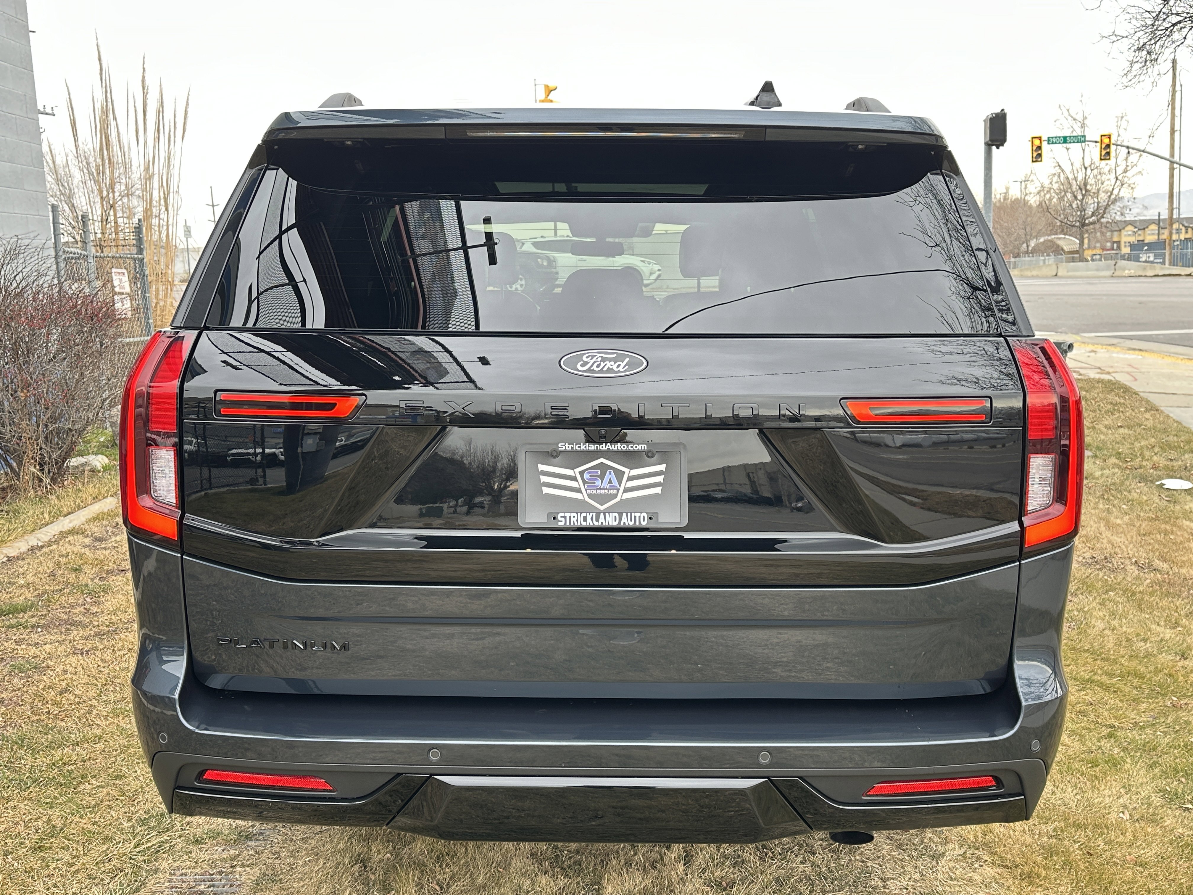 Used 2025 Ford Expedition Platinum w/ Stealth Appearance Package AWD/4WD image 8