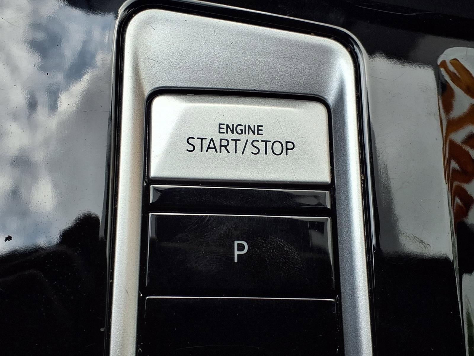 Used 2025 Volkswagen Atlas Cross Sport SE image 9