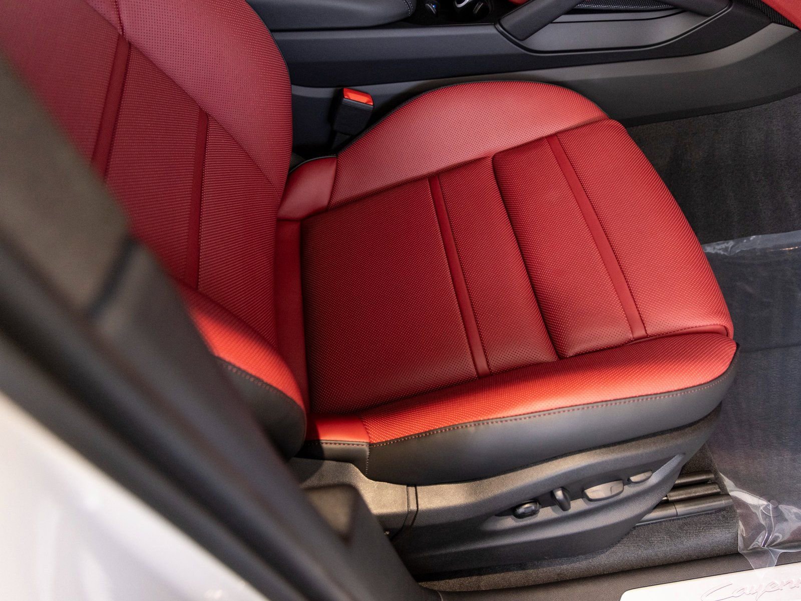 Certified 2025 Porsche Cayenne Coupe image 34