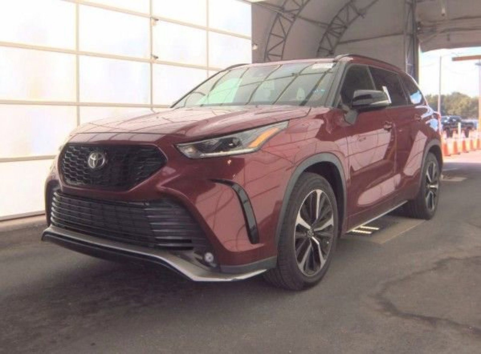 Used 2021 Toyota Highlander XSE FWD image 2