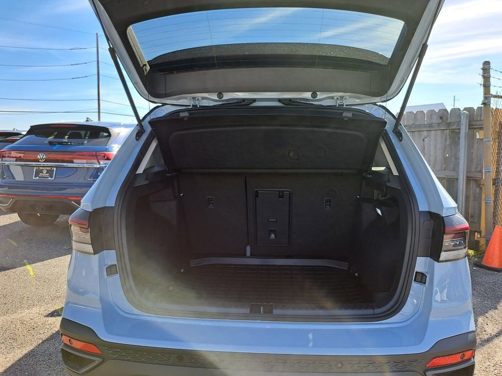 New 2026 Volkswagen Taos SE image 24