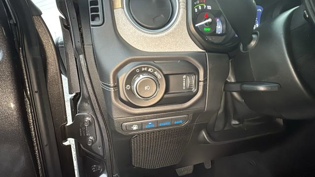 Used 2025 Jeep Wrangler Unlimited Sahara w/ Safety Group image 15