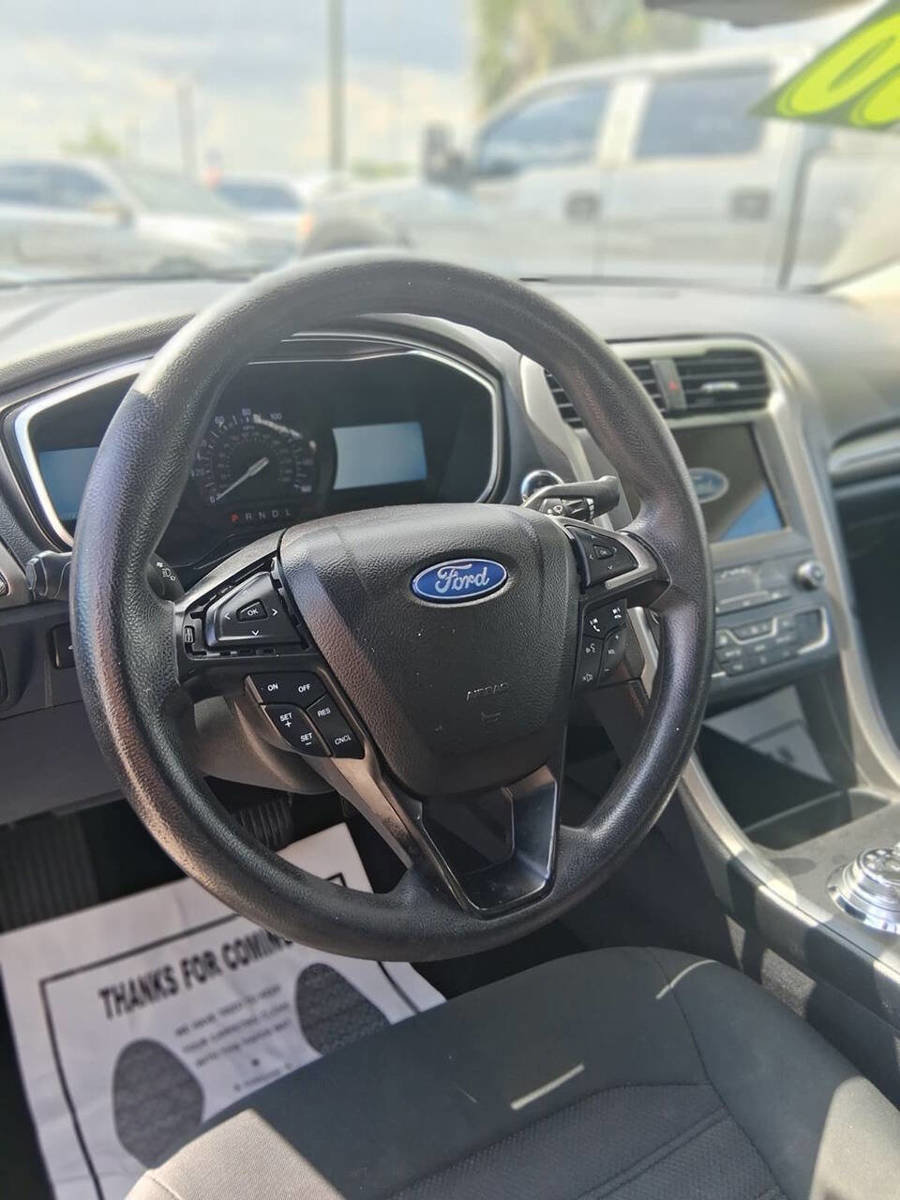 Used 2020 Ford Fusion SE FWD image 10