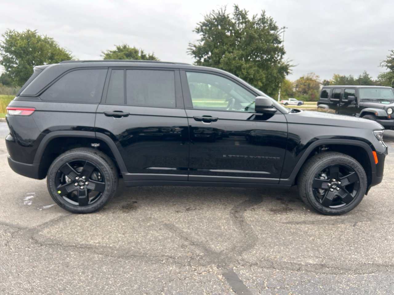 New 2027 Jeep Grand Cherokee Laredo X AWD/4WD image 2