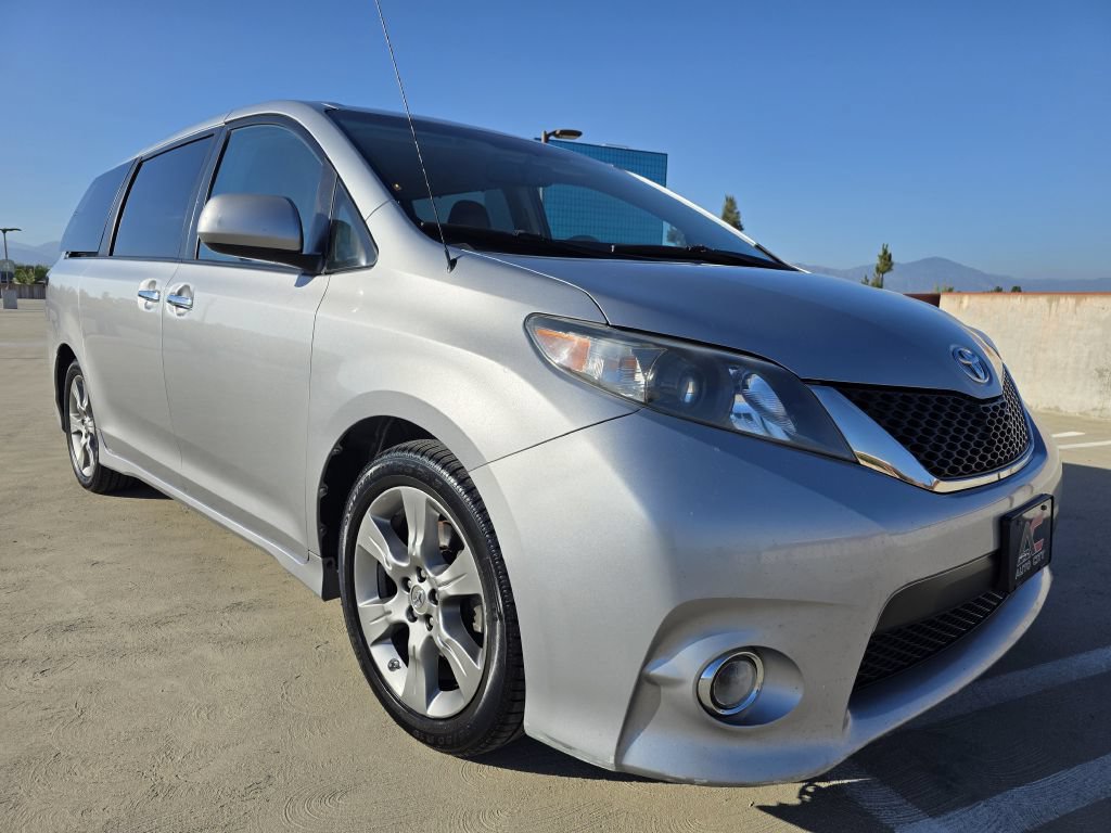 Used 2014 Toyota Sienna SE FWD image 5