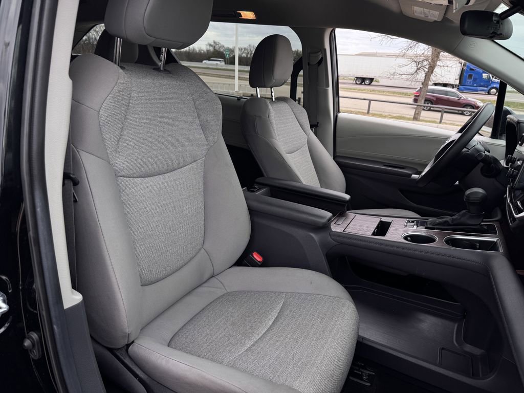 Used 2024 Toyota Sienna LE image 27
